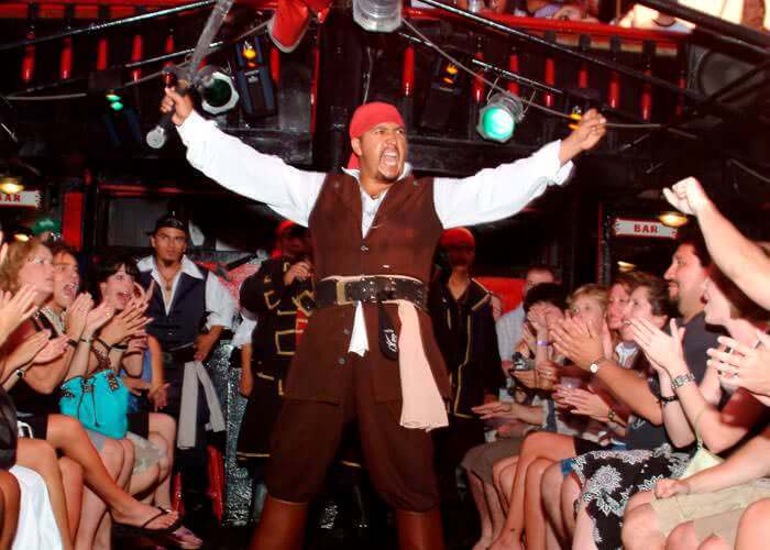 pirate show and performance to celebrate christmas in cancun