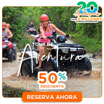 Turistas divirtiendose en atv en la jungla de Cancun