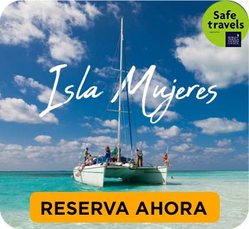 Pareja joven latinos divirtiéndose en Isla Mujeres con vista al mar carbe de Cancún
