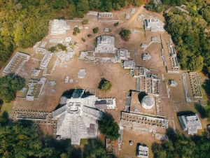 Toda la zona arqueológica de Chichén Itzá vista desde el aire.