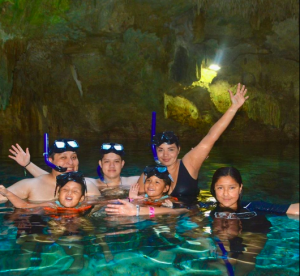 familia nadando en cenote subterraneo de aktunchen