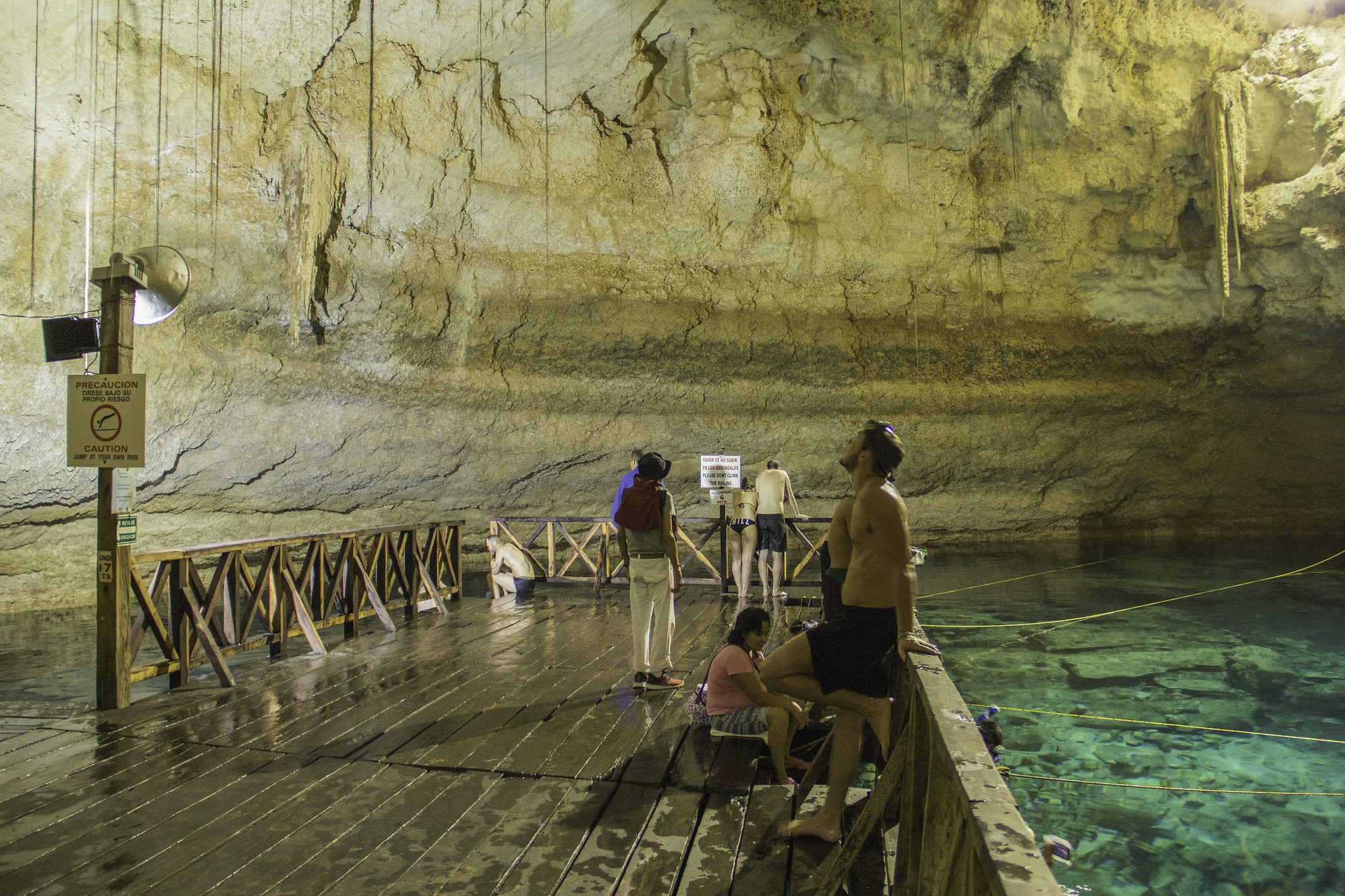 vista interior de un cenote subterraneo en Cobá