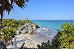 piramide de tulum junto al mar