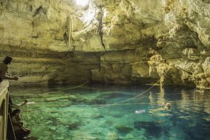 Cenote subterraneo en Cobá