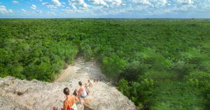 bajando la piramide de Cobá con vista al horizonte de la jungla maya desde la cumbre COVID Cancun