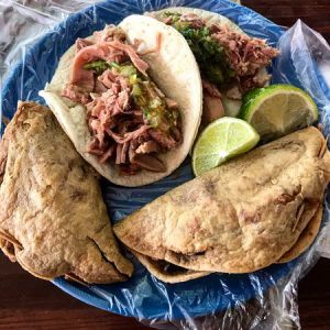 Tacos de carnitas de El Polilla en Cancún