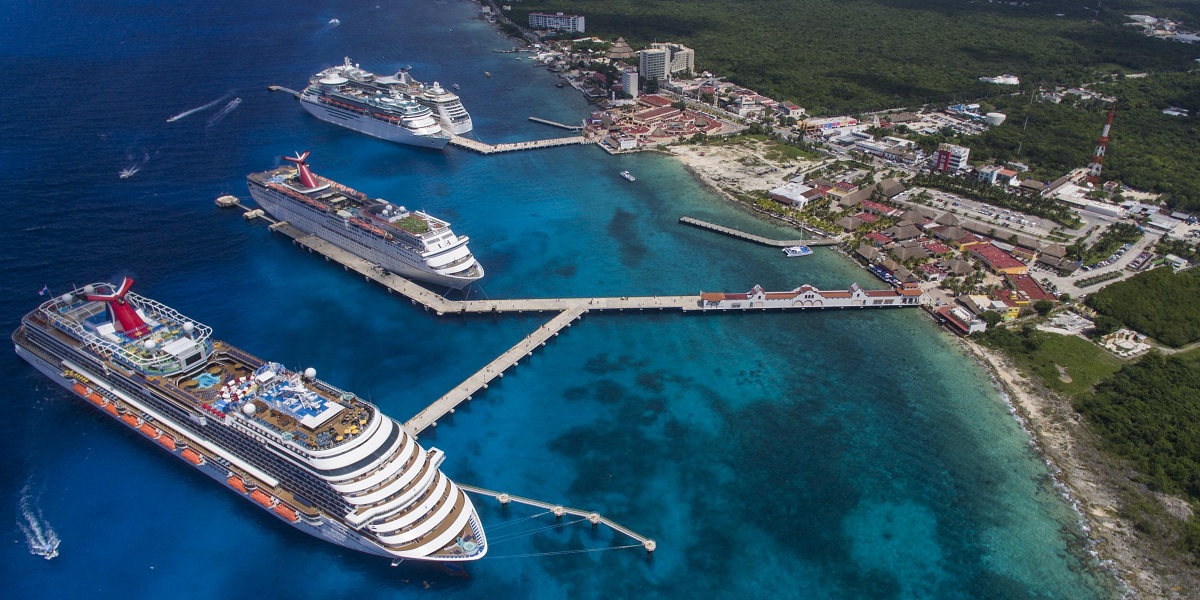 vista aérea de muelle con cruceros en Cozumel