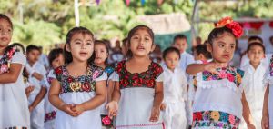 niñas mayas con huipil tradicional de la región COVID Cancun