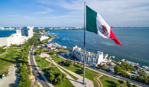 Mega Bandera en zona hotelera de Cancún