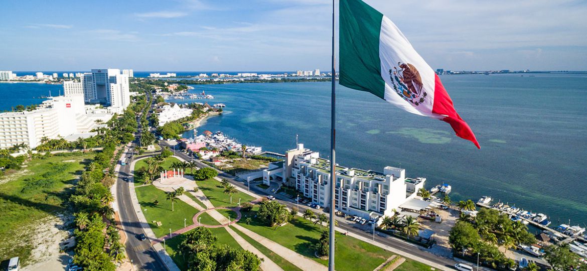 Mega Bandera en zona hotelera de Cancún