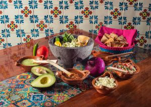 Mesa servida con alimentos muy mexicanos