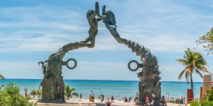 estatua playa del carmen estatua de mujeres estatua el portal en Playa del carmen COVID Cancun