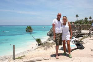 Pareja joven de turistas tomandose foto del recuerdo en Tulum