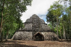 Piramide en la zona de Cobá