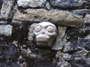 piedra tallada con forma de calavera maya en Cobá