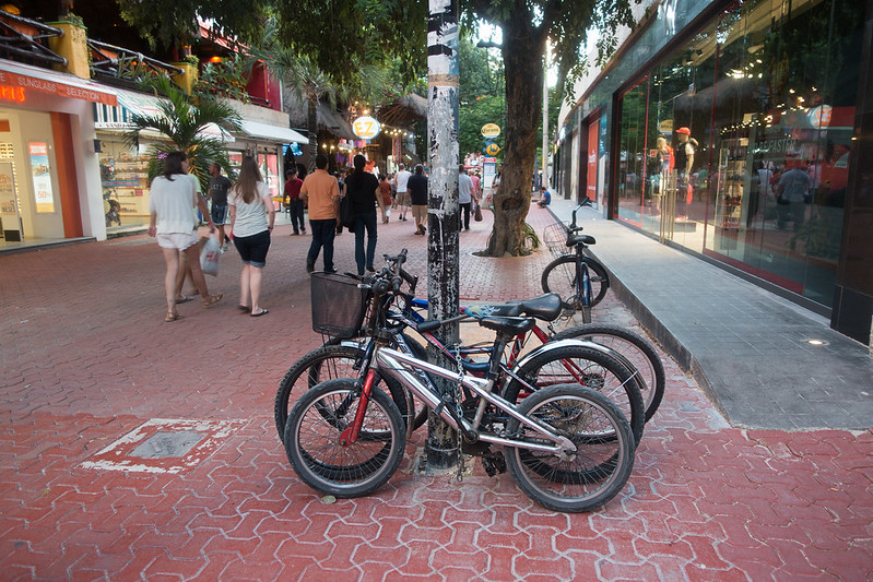Bicicletas estacionadas en calles de Playa del carmen
