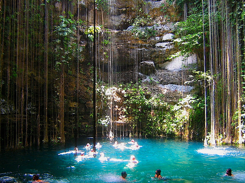 turistas nadando en cenote Ik Kill