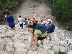 Turistas subiendo la piramide de Cobá