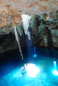 estalactitas en cenote subterraneo