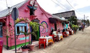 Casas de colores en calles de Holbox