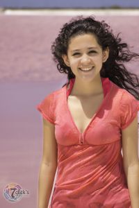 Mujer joven sonriendo para foto en Las Coloradas