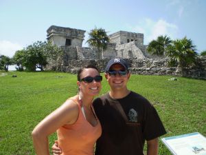 jovenes sonriendo con la piramide de tulum de fondo