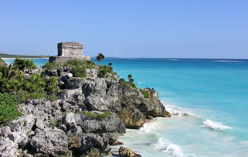 Estructura de piedra junto al mar en la zona arqueológica de Tulum