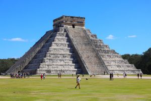 Piramide de Chichen itza en un día soleado