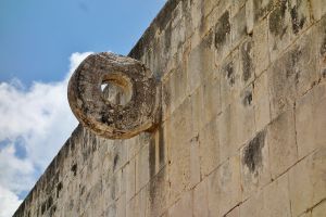 Aros de piedra para el juego de pelota maya