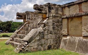 Figuras de piedra con forma de serpiente en Chichen Itzá