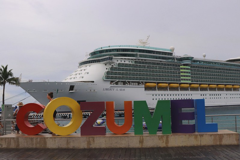 Letras de cozumel con crucero de fondo