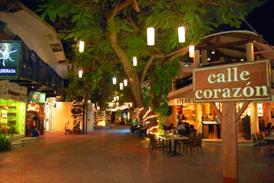 Calles de la Quinta Avenida de noche en Playa del Carmen