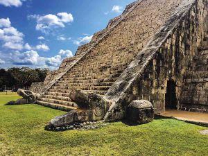 Escalera de la parte baja de la piramide de Kukulkan en Chichen Itza con serpientes de piedra en la base de la piramide