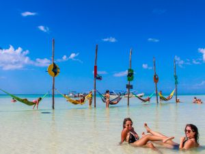 Hamacas en la playa de Holbox día soleado muejeres jovenes acotadas en la playa