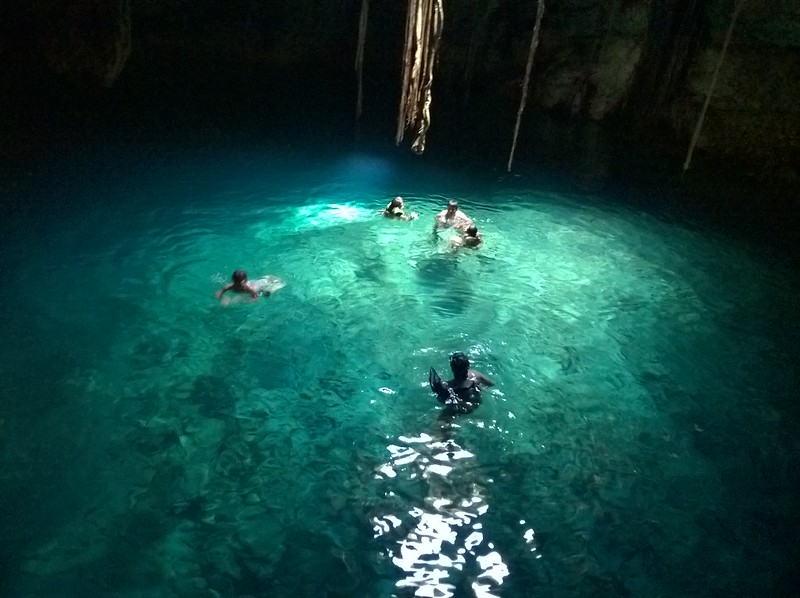 aguas cristalinas del cenote bajo tierra