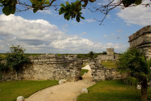 pasillos dentro de la ciudad amurallada de Tulum