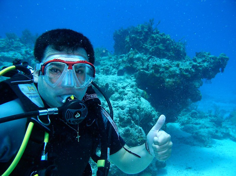 buzo disfrutando posando para la foto subacuatica en Cozumel