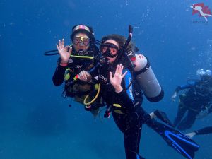 Mujeres jovenes buceando, posando para la foto del recuerdo en Cozumel