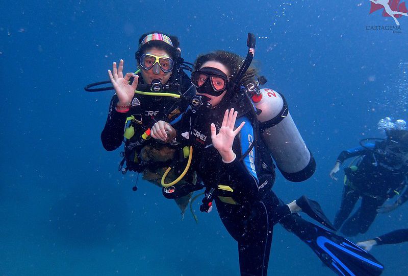 Mujeres jovenes buceando, posando para la foto del recuerdo en Cozumel