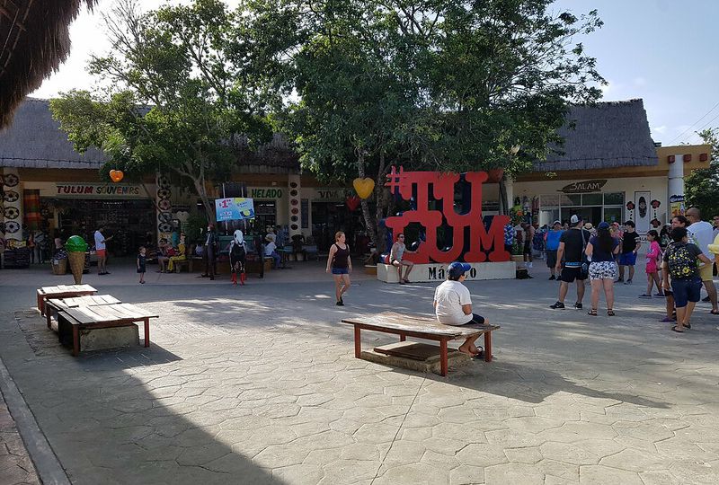 Para dor turistico en el centro de Tulum con letras rojas de #Tulum