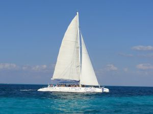 Catamaran navegando en las aguas de Cancún e Isla Mujeres