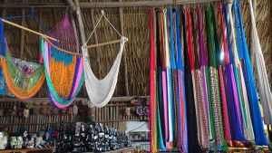 Hamacas en tienda de artesanias mayas en Cobá