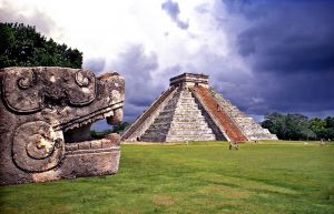 Vista de la piramide de Chichen Itza desde base de piedra con forma de cabeza de serpiente