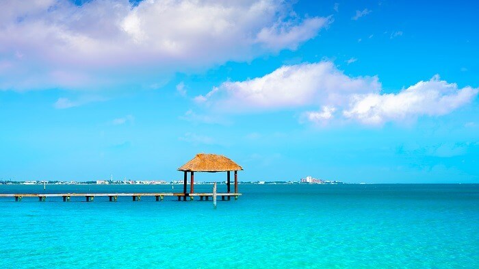 Muelle rústico de madera en playa de Cancún