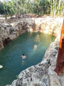 Turistas nadando en Cenote Koleeb Caab