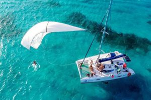 Vista superior de una catamarán en las aguas de Cancún