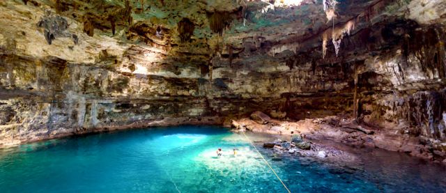 cenote subterraneo en Riviera Maya