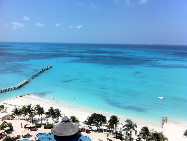 Vista del mar caribe con aguas turquesas en Cancún