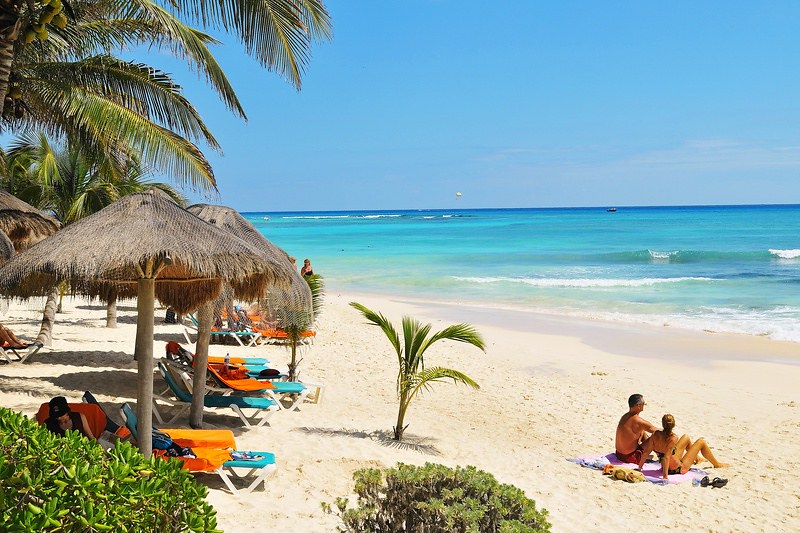 Playa de cancún con clima cálido y arena blanca