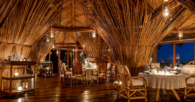 Restaurante caribeño y lujoso con palapa de palma artesanal